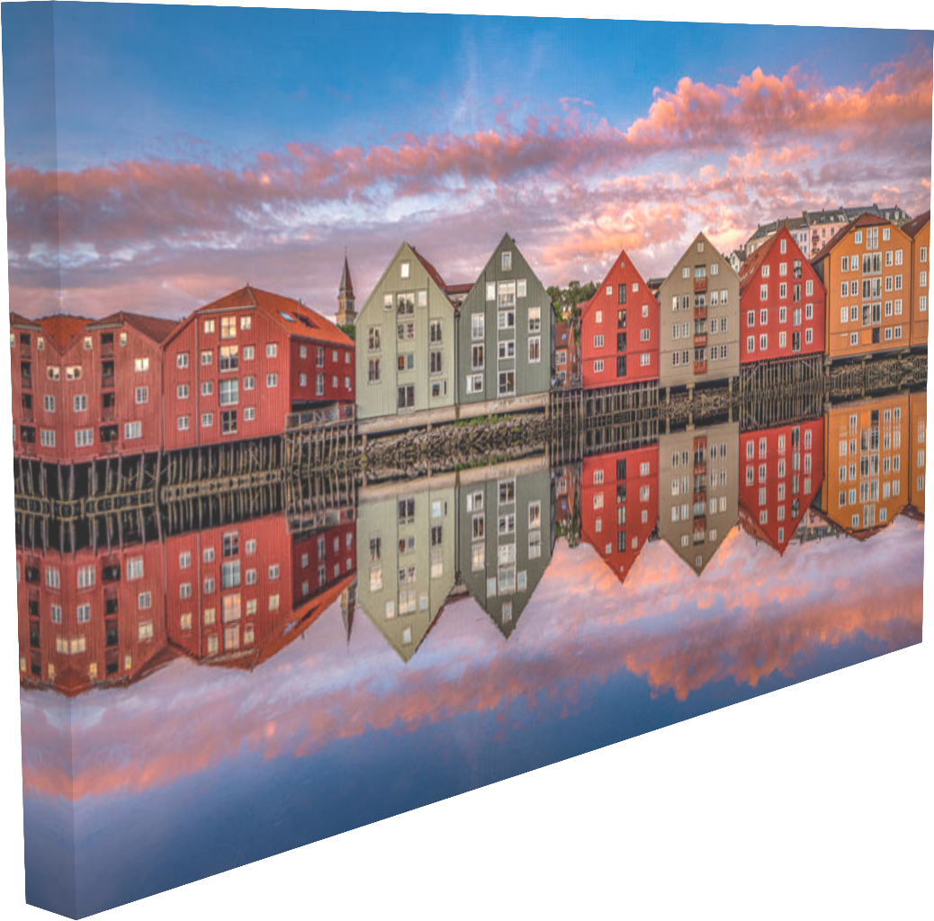 Fargerike trehus langs elven Nidelva i Trondheim, med speilbilde i vannet og vakre skyer på himmelen.