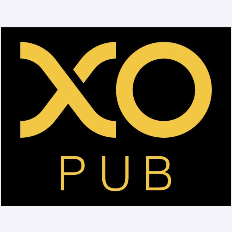 Logoen til XO Pub med gule bokstaver på svart bakgrunn.