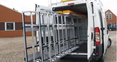 Bilde av en åpen varebil med en aluminiumsramme for transport av varer.