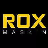 Logoen til ROX Maskin med gul tekst på svart bakgrunn.