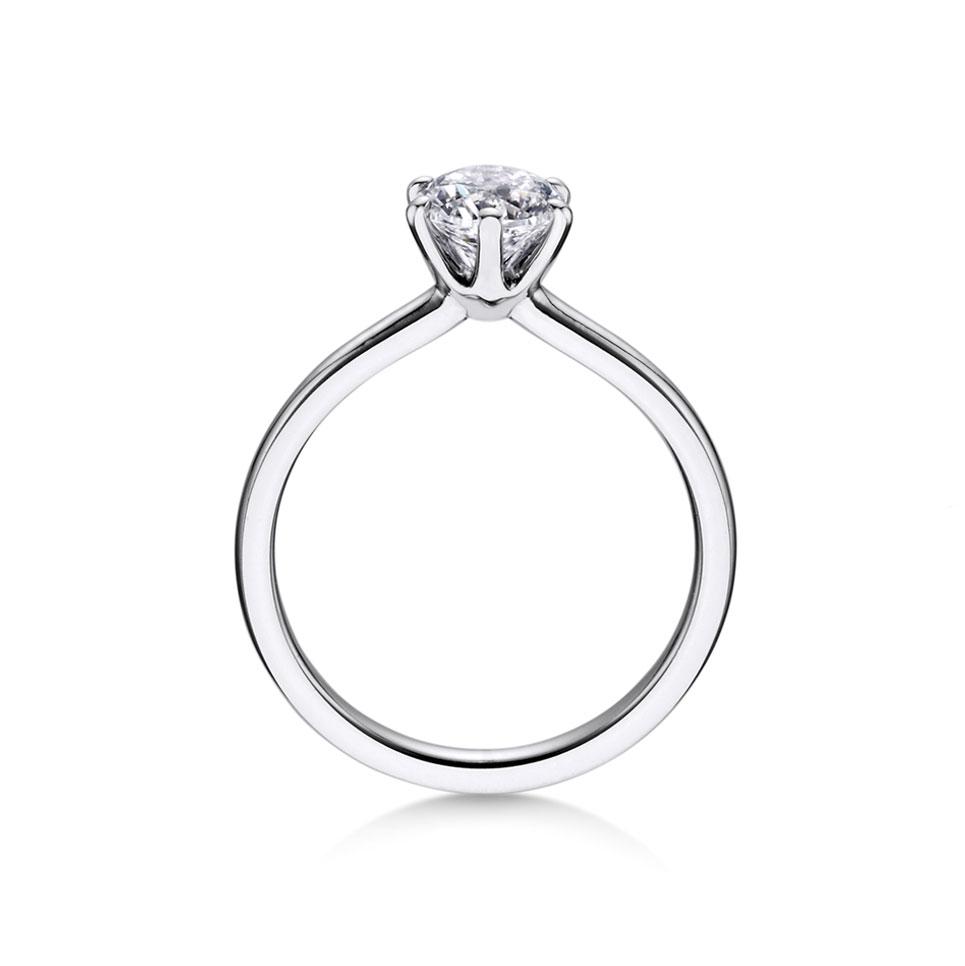 En elegant forlovelsesring med en stor diamant i en enkel, sølvfarget innfatning.