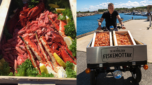 Ferske reker og hummer på en treplate, med sitron og salat, ved havnen med en mann som frakter sjømat.