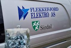 Flekkefjord Elektro AS-bil med logo og Sirdal kommunevåpen på siden av kjøretøyet.