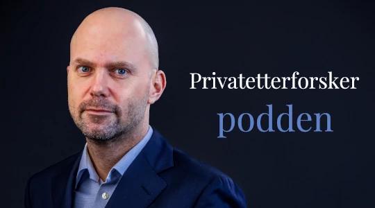 En mann med skjegg og kort hår i dress, med teksten "Privatetterforsker podden" i bakgrunnen.