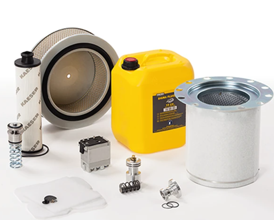 Bilde av ulike reservedeler til motor, inkludert luftfilter, drivstofftank og ventiler.