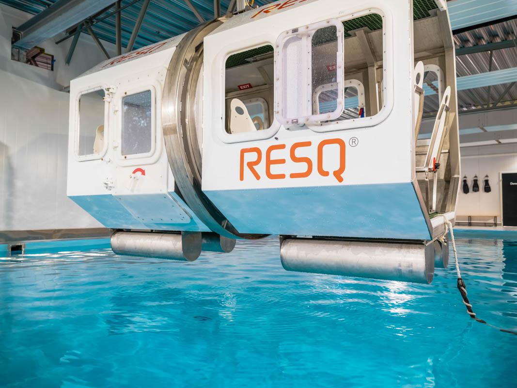 En RESQ-lift henger over et basseng, klar til å brukes til redningsøvelser.