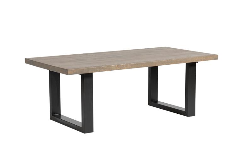 Et moderne spisebord med en treplate og svarte metallben.