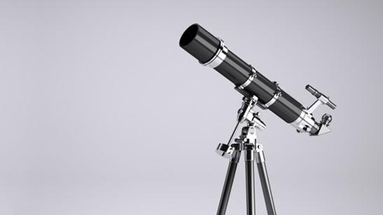 Teleskop med svart rør og metallstativ, plassert på et stativ for astronomisk observasjon.