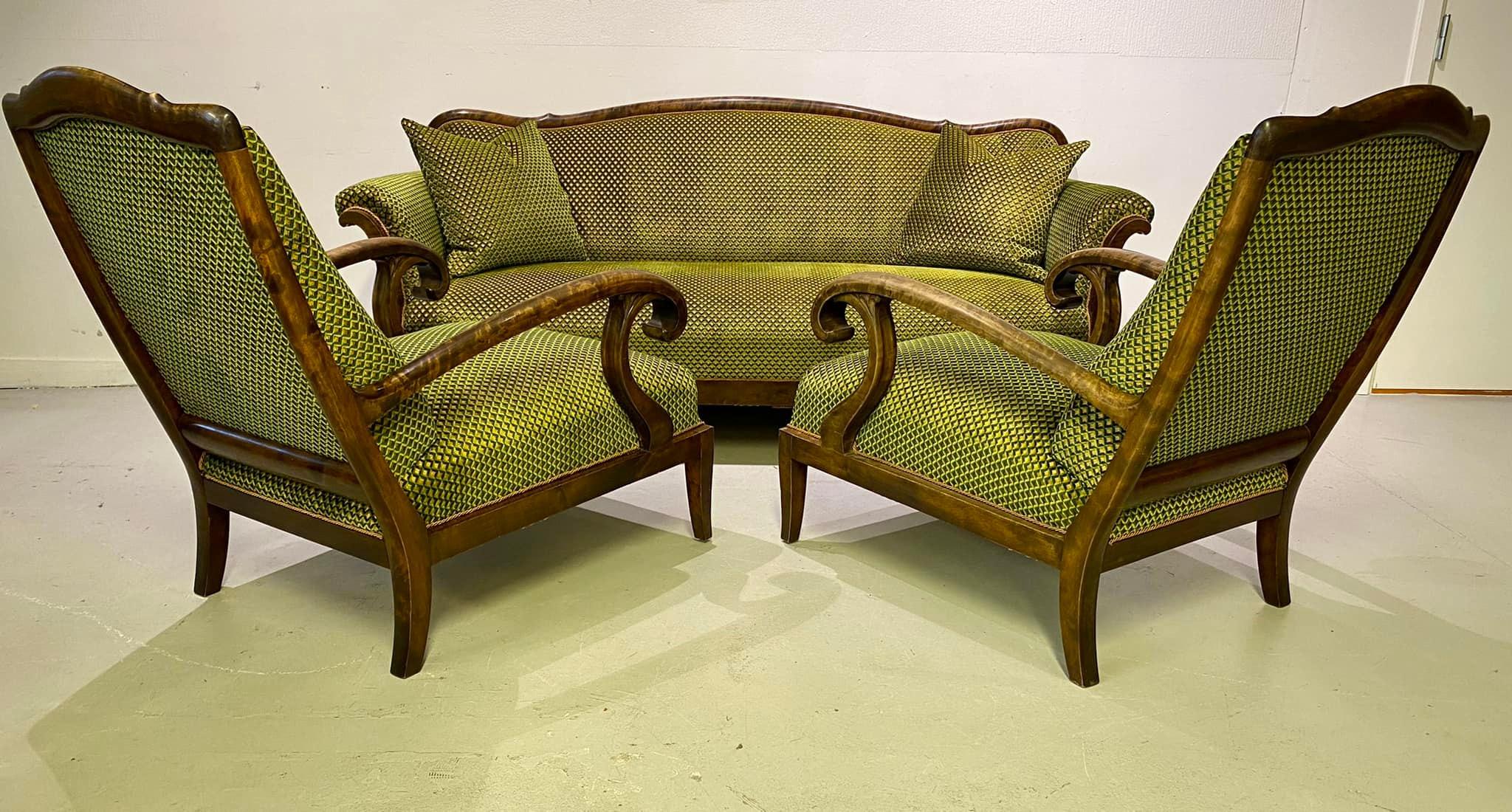 Sofa med to stoler i flettet design, laget av tre med grønt og brunt møbelstoff.