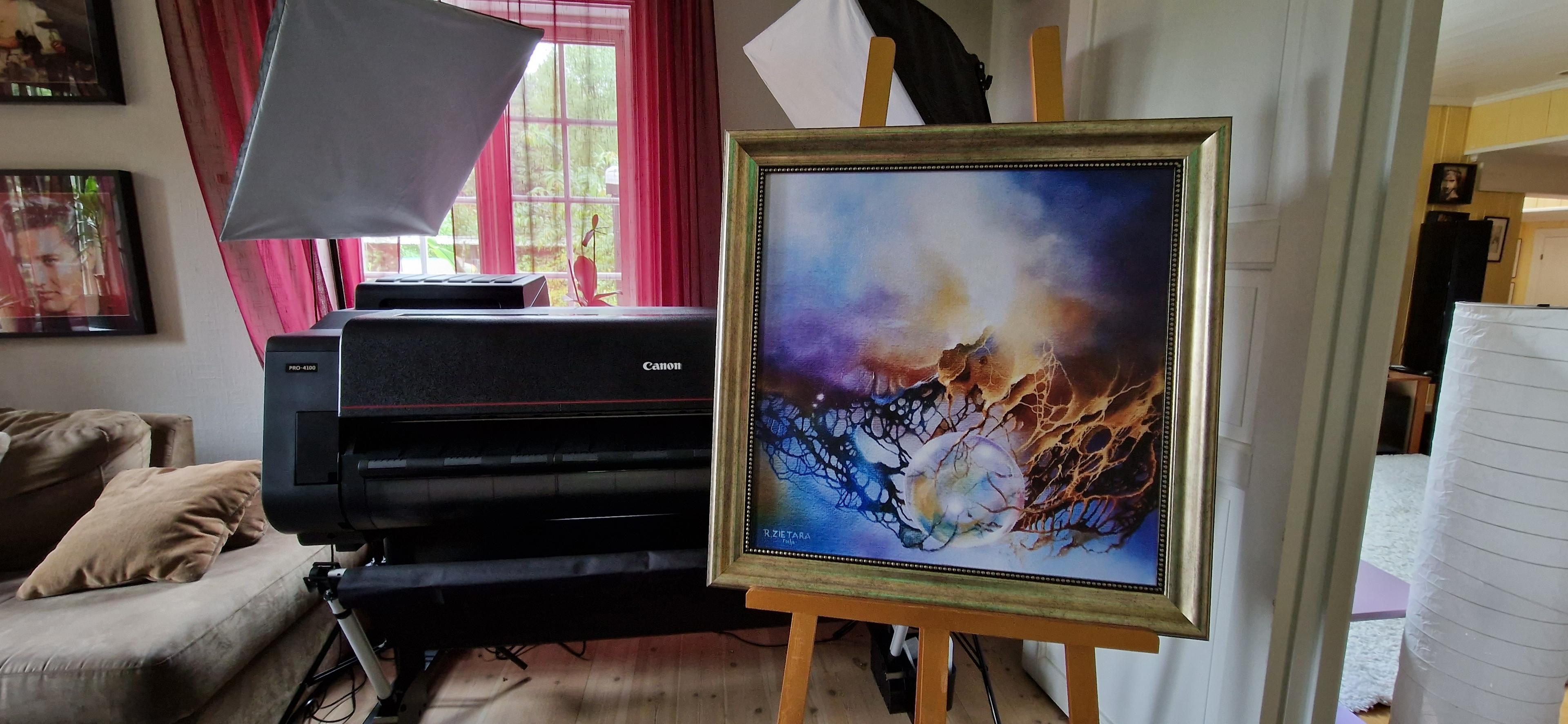 Et maleri av bølger og ild på et staffeli, med en stor skriver og en sofa i bakgrunnen.