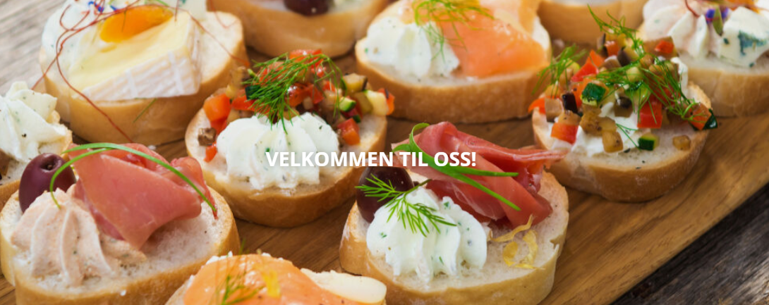 Fargerike smørbrød med laks, skinke, kremost og grønnsaker på et trebrett.