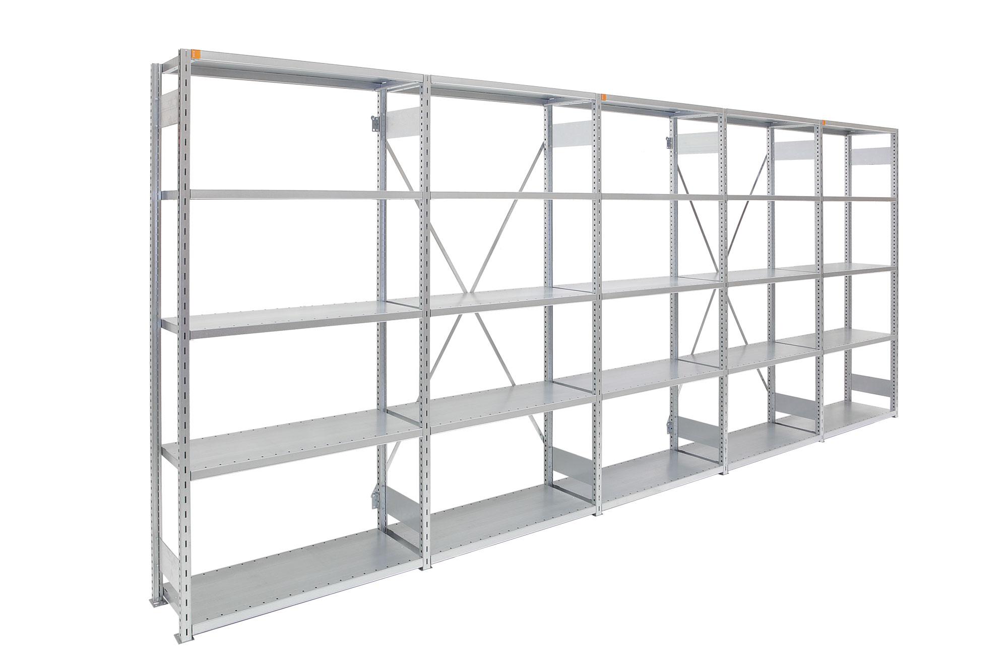 Et stort, metallhyllesystem med flere hyller for oppbevaring av varer.