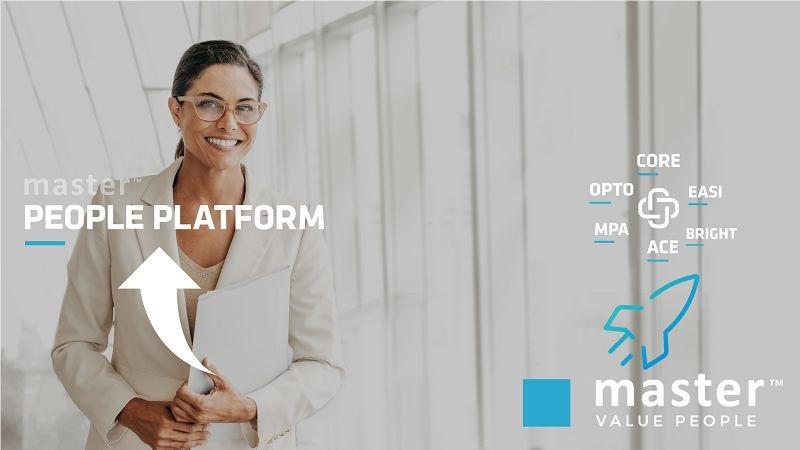 En smilende kvinne i kontormiljø holder en mappe, med teksten "master People Platform" i bakgrunnen.