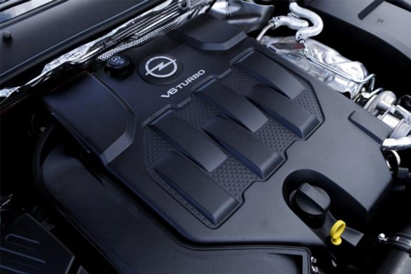 Bilde av en bilmotor med V6 turbo, med detaljerte komponenter og Opel-logo.