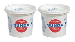 To bokser med Sunda yoghurt, hvite med røde og blå detaljer, plassert side om side.