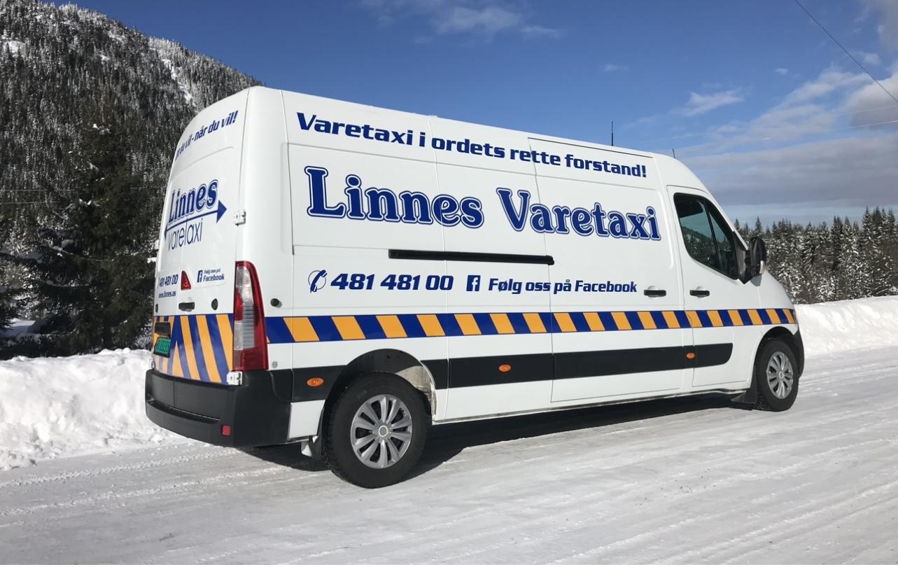 Varetaxi med påskrift "Linnes Varetaxi" parkert på snødekt vei i fjellandskap.