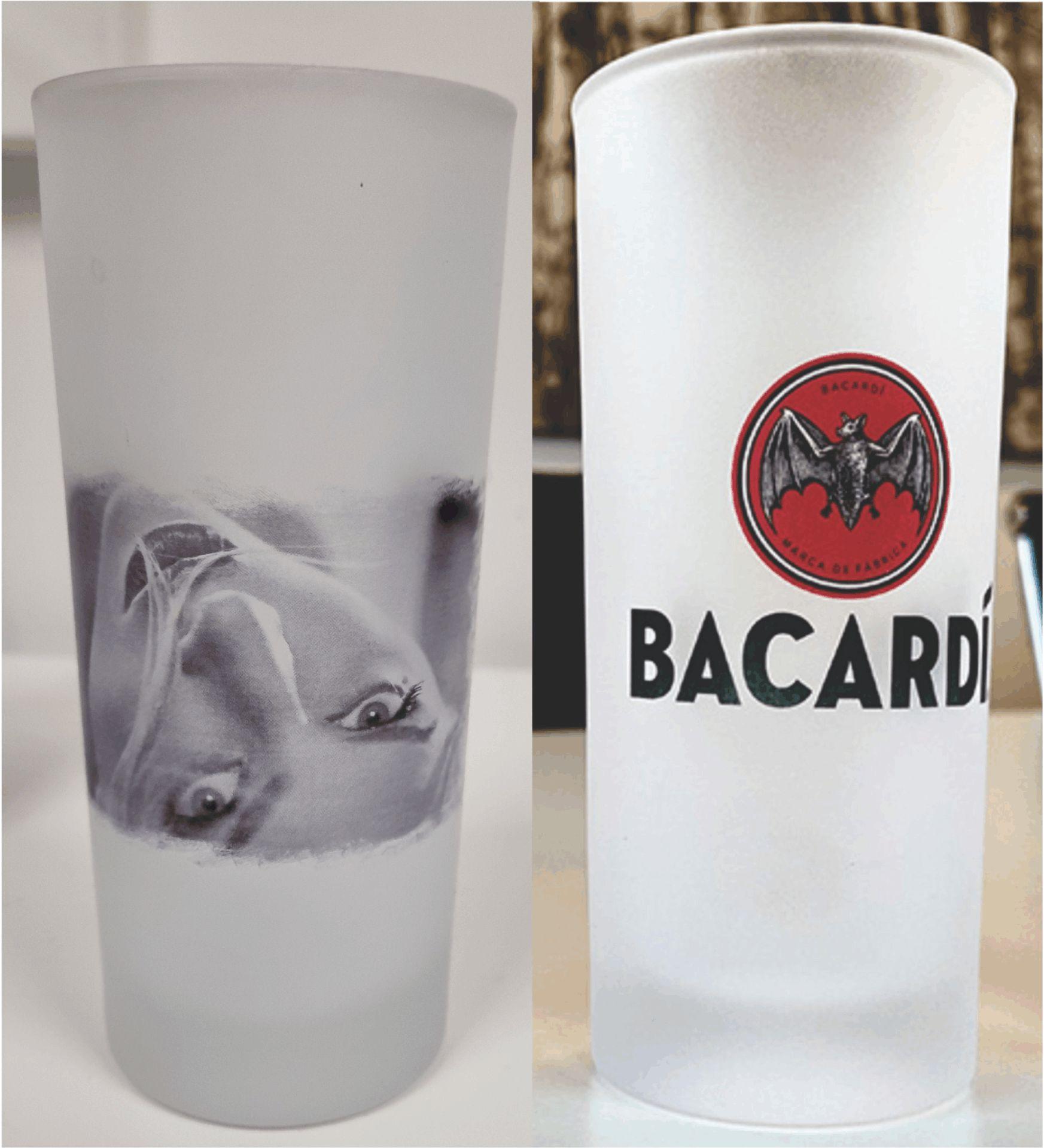 Frostet glass med svart-hvitt bilde av en kvinne på den ene siden og Bacardi-logo på den andre siden.