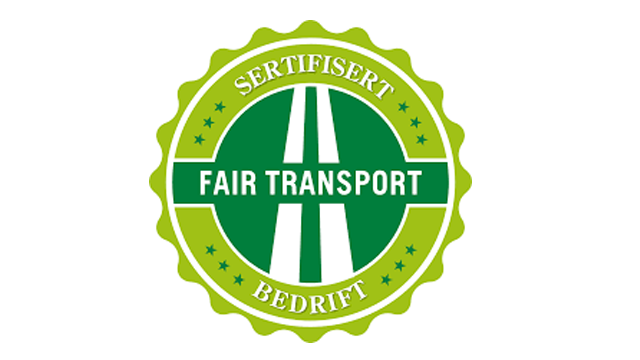 Sertifisert Fair Transport-merke med grønn bakgrunn og veisymbol, som viser bærekraftig transportpraksis.