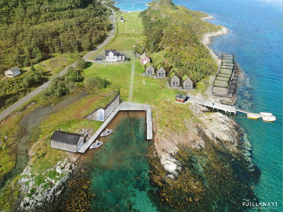 En oversiktsbilde av en kystlinje med flere bygninger, båter og klart vann i Norge.