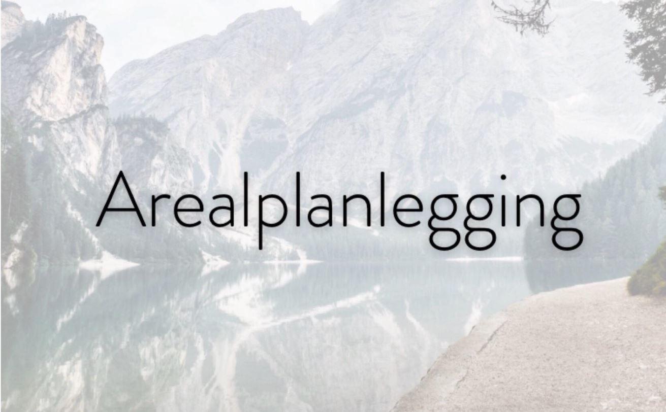Arealplanlegging med fjell og innsjø i bakgrunnen, som viser naturskjønnhet og planlegging av områder.