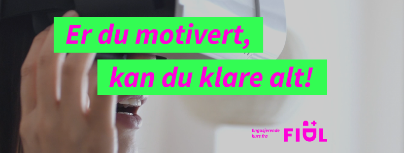 En person som bruker VR-briller med teksten "Er du motivert, kan du klare alt!" i bakgrunnen.