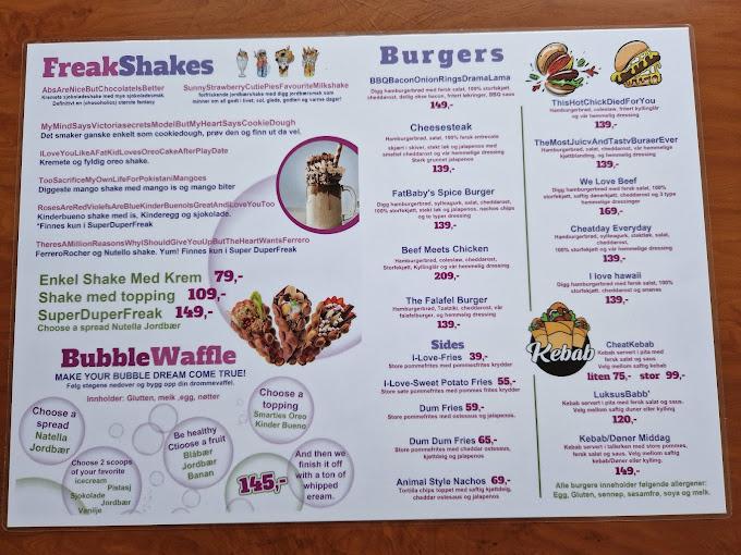 Meny med FreakShakes, burgere og BubbleWaffle, inkludert priser og beskrivelser av rettene.