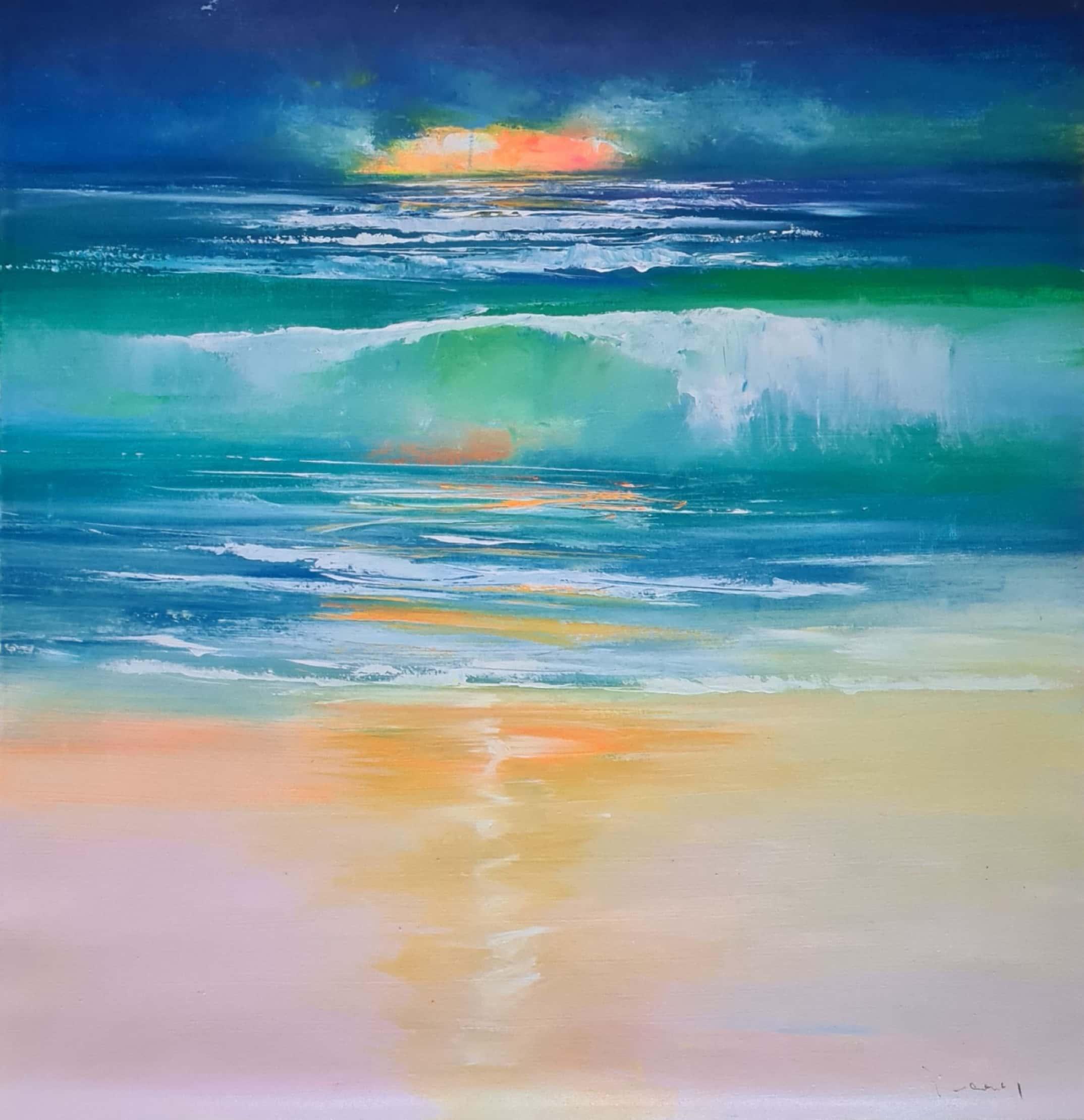 Fargerik solnedgang over havet med bølger som slår mot stranden og reflekterer lys i vannet.