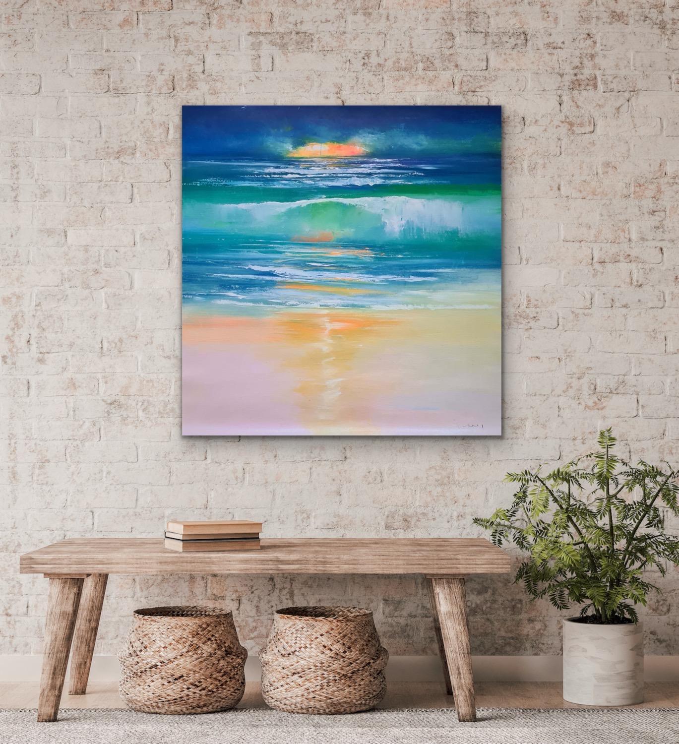 Et maleri av havet med bølger og solnedgang, henger på en murvegg over et trebord med kurver og planter.