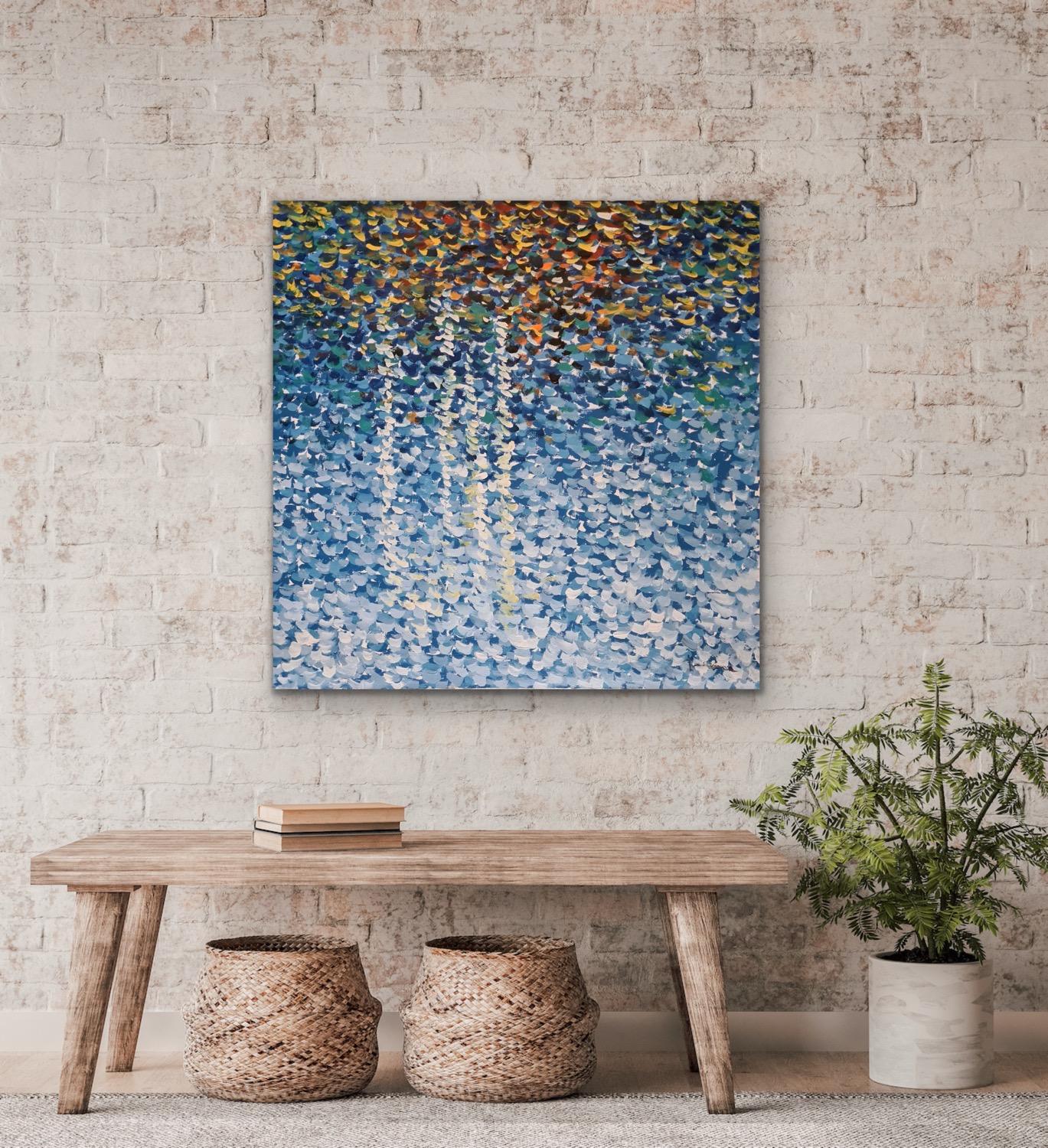Moderne kunstverk med fargerike detaljer henger på en murvegg over et trebord med kurver og planter.