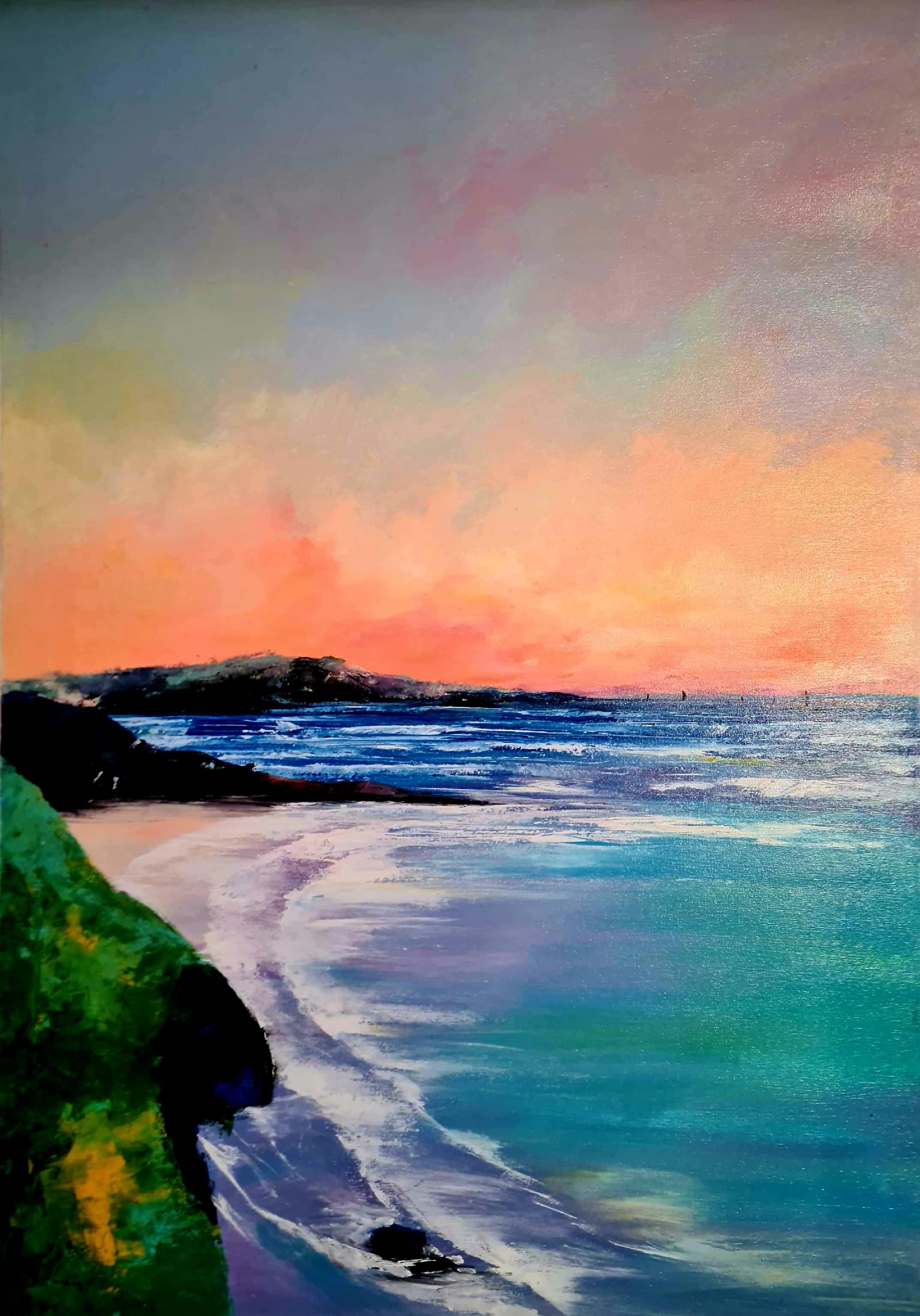 Fargerik maleri av en kystlinje med bølger som slår mot stranden under en solnedgang.