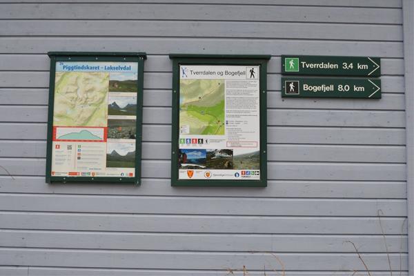 Informasjonsplakater om turstier til Tvenndalen og Bogafjell, med avstand og kart over området.
