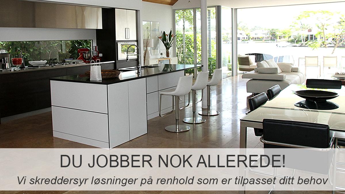 Moderne kjøkken med hvite skap, en stor øy og åpne romslige områder, med tekst om tilpassede løsninger for rengjøring.