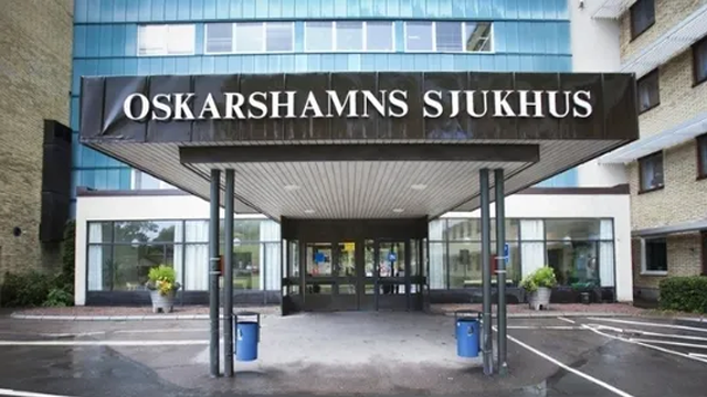 Oskarshamn sykehus med inngangspartiet og moderne bygning i bakgrunnen.