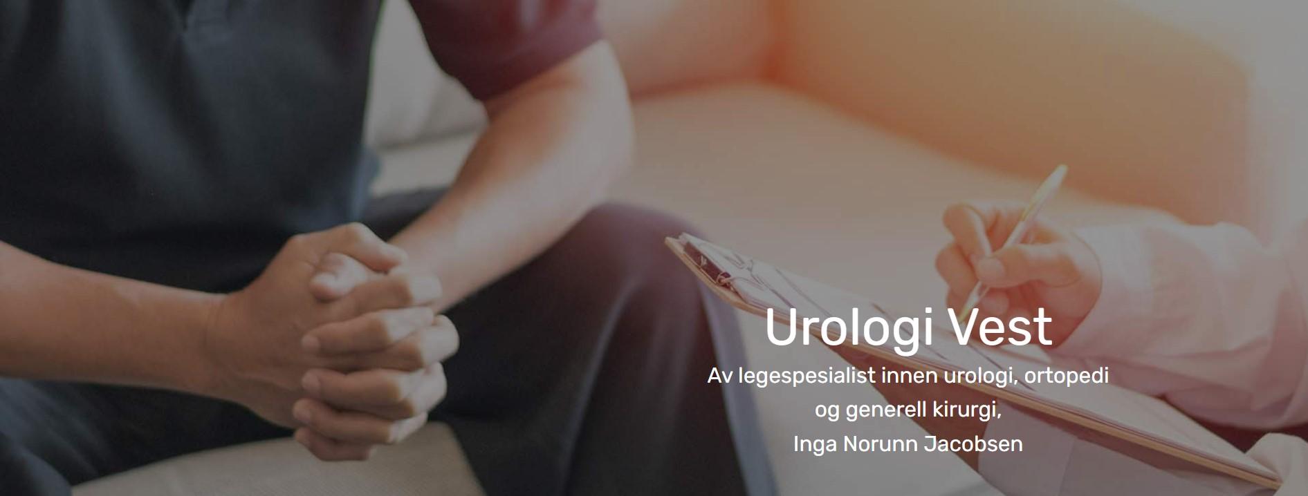 En person sitter med hendene foldet, mens en annen person snakker i et uformelt kontormiljø.