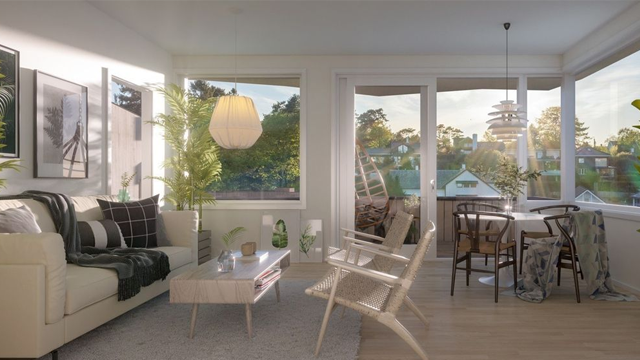 Lyst og moderne stue med sofa, stoler og store vinduer som gir utsikt over hagen og nabolaget.