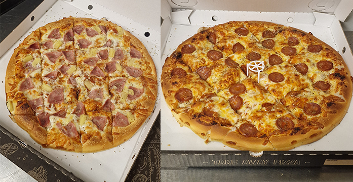 To store pizza med skinke og ost til venstre, og pepperonipizza til høyre, begge i pizzakasser.