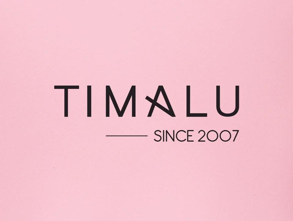 Logo for TIMALU med teksten "SINCE 2007" på en rosa bakgrunn.