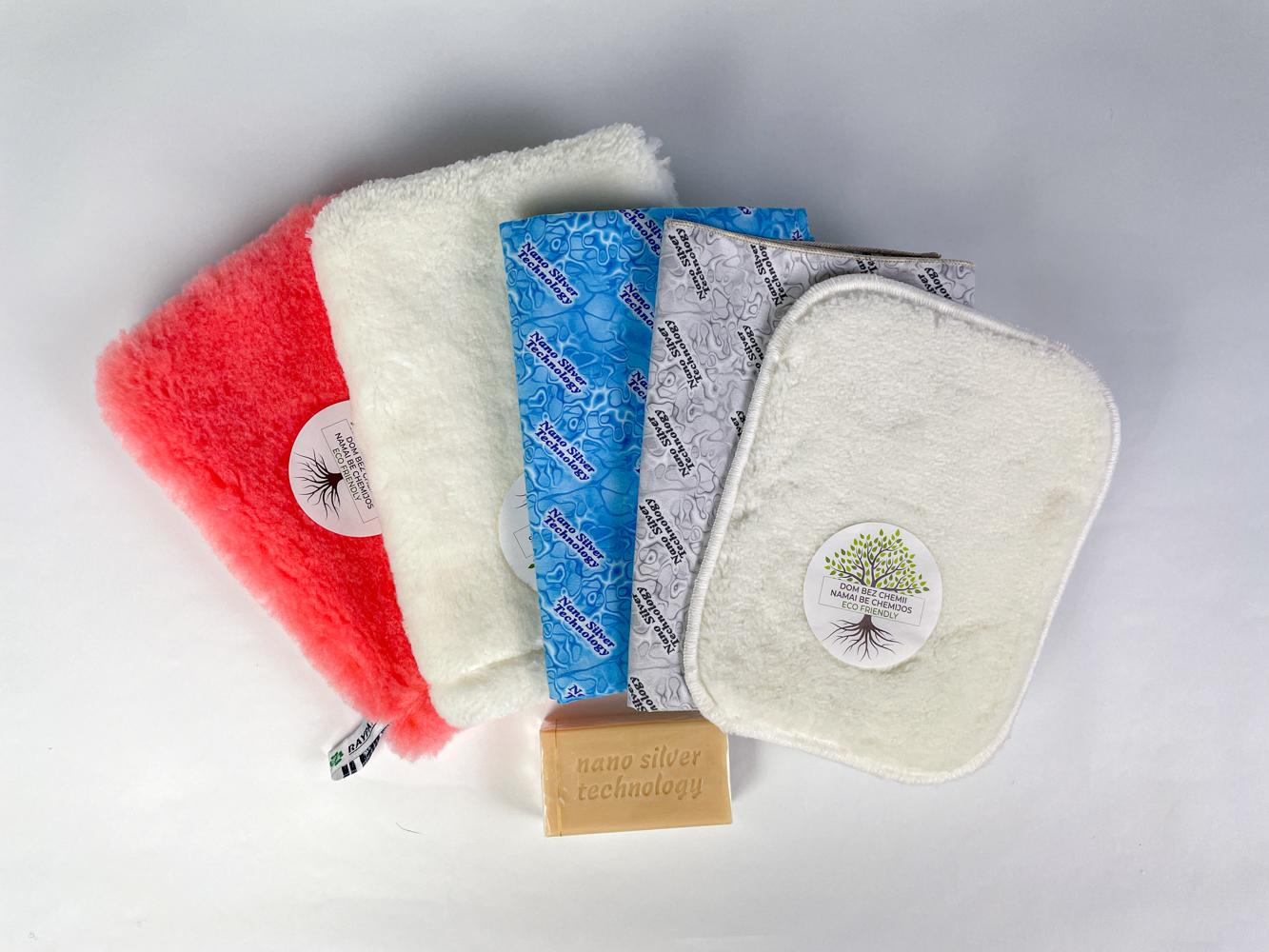 Flerfargede vaskeklutene i myk mikrofiber og en såpebit på en hvit bakgrunn.