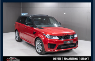 En rød Range Rover Sport SUV med sporty design, stående i et moderne showroom.