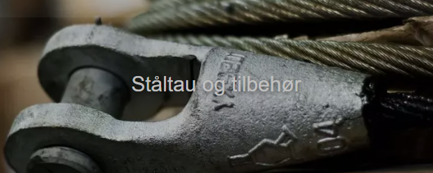 Ståltau og tilbehør med metallkrok og tau i bakgrunnen, brukt til heising og sikring.