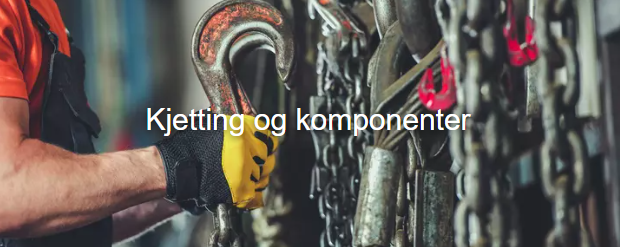 Hånd som holder en krok med kjeder og komponenter i bakgrunnen på en arbeidsplass.