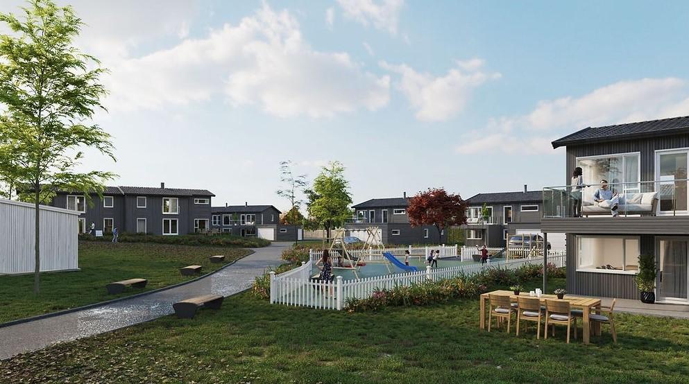 Moderne boliger med hage, lekeplass og sitteplasser i et nabolag under klar himmel.