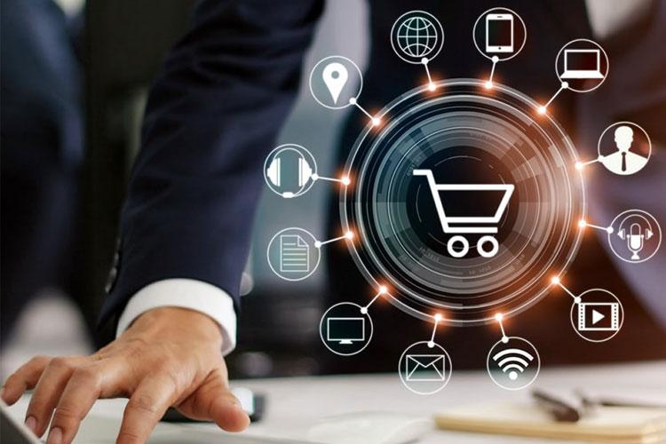 En person i dress som bruker teknologi for e-handel, med ikoner for ulike digitale tjenester rundt en handlekurv.