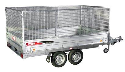 En sølvfarget tilhenger med gitter, stående på to hjul, egnet for transport av varer.