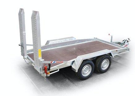 En tilhenger med to ramper, designet for transport av kjøretøy, med en flat plattform og doble hjul.