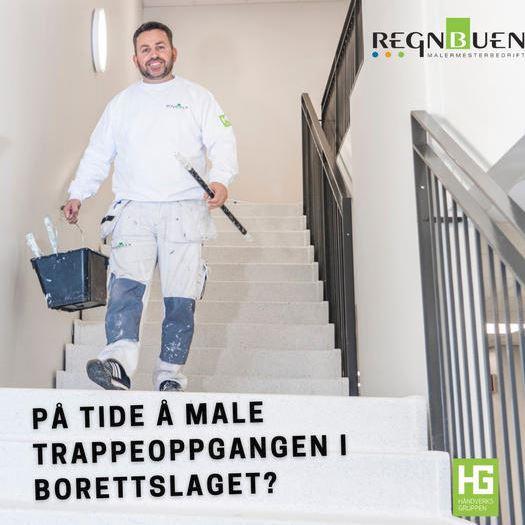 Mann med malingsutstyr går opp trappen for å male trapperommet i borettslaget.