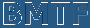 Logoen til BMTF med hvite bokstaver på en blå bakgrunn.
