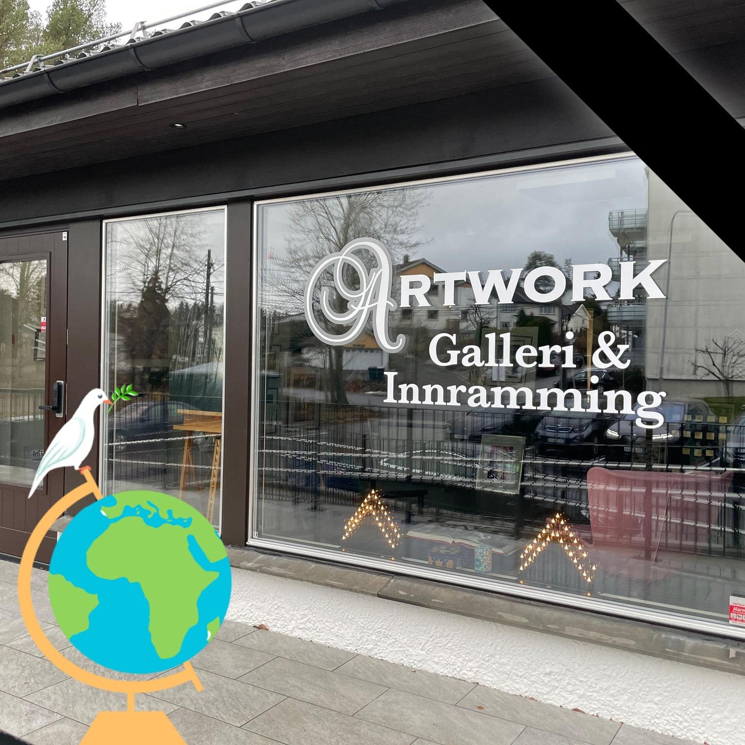 Galleri med vindu som viser teksten "ARTWORK Galleri & Innramming" og en globus med en fugl i forgrunnen.