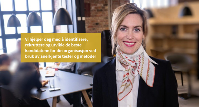 Kvinne smilende foran et kontorlandskap, med tekst om rekruttering og utvikling av kandidater i bakgrunnen.
