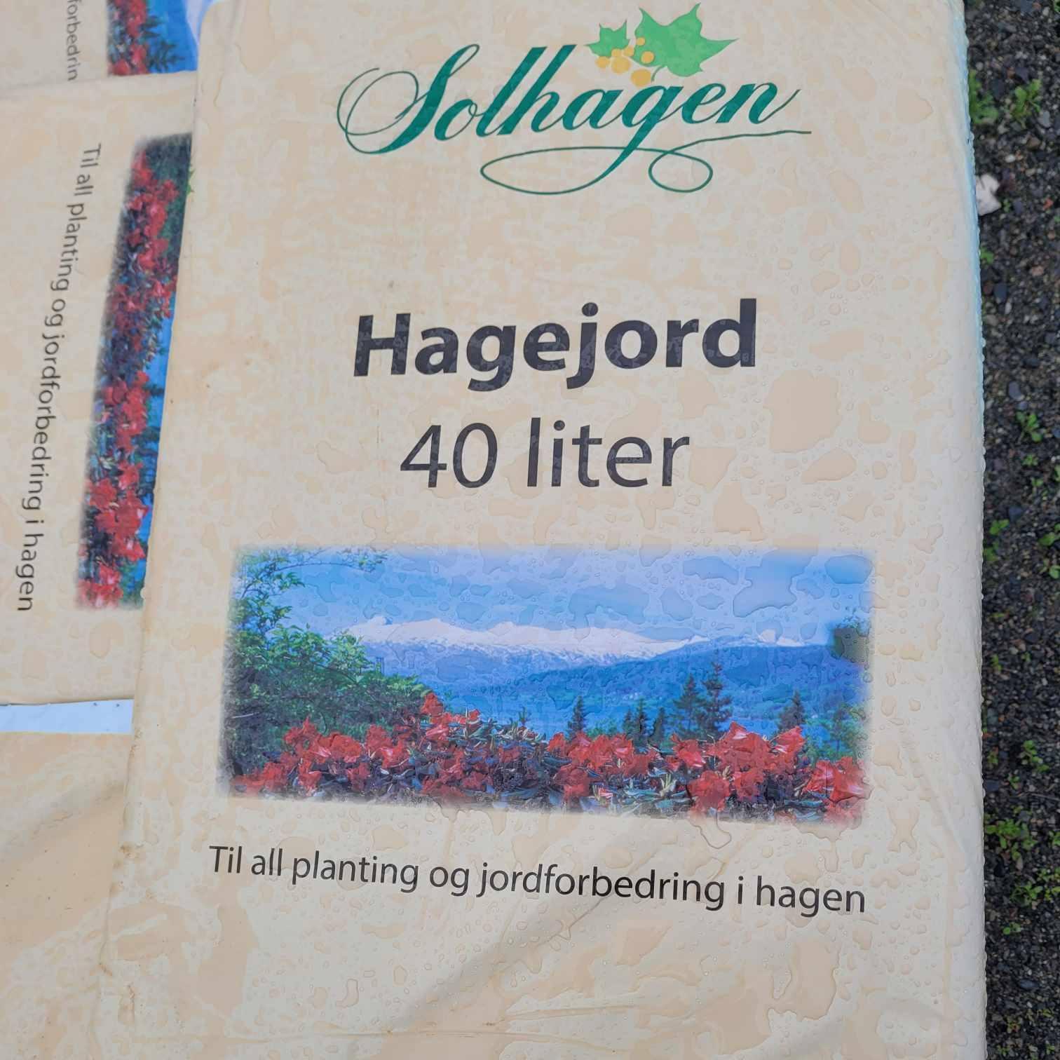 Hagejord-pose på 40 liter fra Solhagen, designet for planting og jordforbedring i hagen.